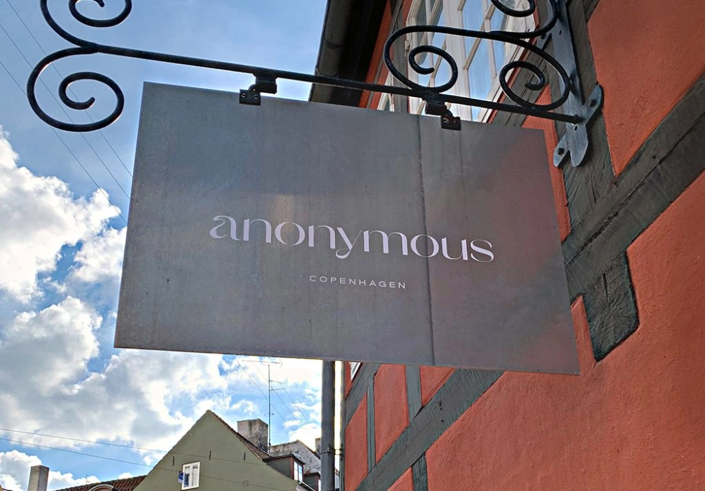 Facadeskilt for Anonymous Copenhagen monteret på bygning